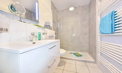 Bad mit ebenerdiger Dusche für zwei