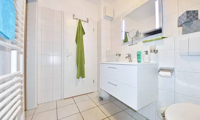 Zugang zum Bad vom Flur und Schlafzimmer