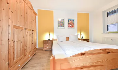 Schlafzimmer mit Doppelbett ausgestattet