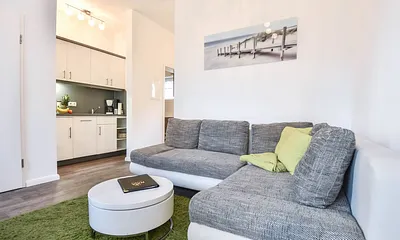 Wohnbereich mit Blick in die Küche