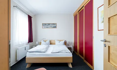Schlafzimmer 1