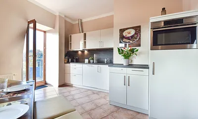 Küche mit Balkonzugang