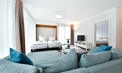 Wohnbereich mit aufgeklappten Schrankbett