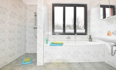 bodentiefe Dusche & Badewanne