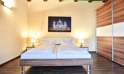 Schlafzimmer mit Doppelbett