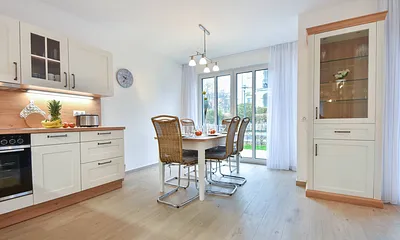 Küchenzeile mit Esstisch