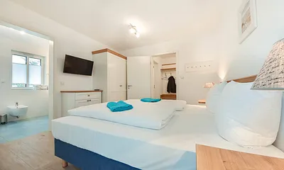 Schlafzimmer mit Zugang zum Bad