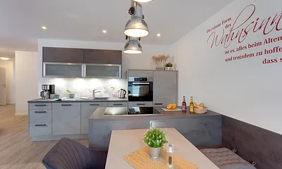 komplette Küche mit Essbereich