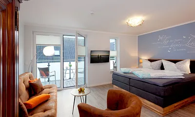 großes Schlafzimmer mit Zugang zum Balkon