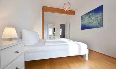 Schlafzimmer mit Doppelbett