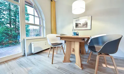 separater Esstisch im Wohnbereich