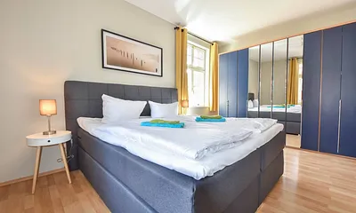 Schlafzimmer mit Boxspring-Doppelbett