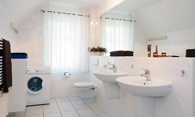 Bad mit Dusche und Waschmaschine