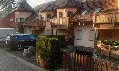 hintere Hausansicht mit Parkplätzen