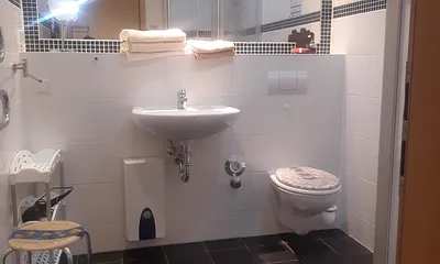 geräumiges Bad mit Dusche u. WC