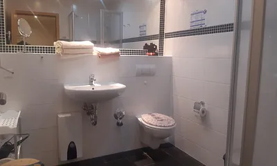 geräumiges Bad mit Dusche u. WC