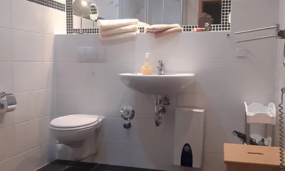 geräumiges Bad mit Dusche und WC
