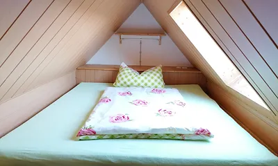 Eine Aufbettung unterm Dach, über eine ausklappbare Dachbodentreppe ( nichts für kleine Kinder ) 