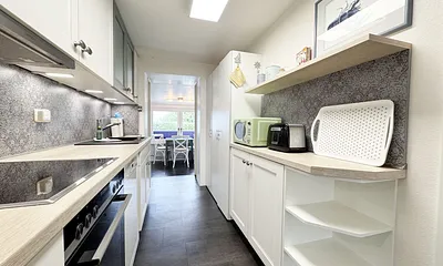 Küchenzeile mit diversen Küchenutensilien