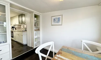 kleines Esszimmer mit Blick zur Küchenzeile