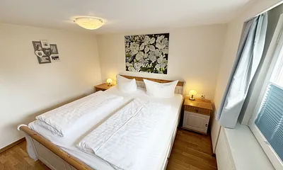 Schlafzimmer mit Doppelbett