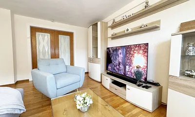 modernes Wohnzimmer mit Couch und Smart-TV