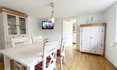 großes Esszimmer mit Tisch und Stühlen