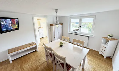 großes Esszimmer mit Flachbild-TV und Blick auf die Zickersche Alpen