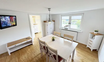 großes Esszimmer mit Flachbild-TV und Blick auf die Zickersche Alpen