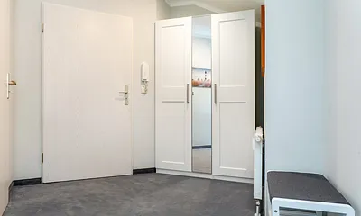 Der Flurbereich mit Kleiderschrank.