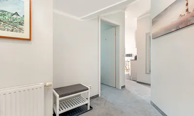 Blick vom Flurbereich Richtung Wohnzimmer.