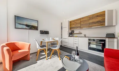 Flat-TV und kostenfreies WLAN sind vorhanden. Die hochwertige Küchenzeile ist ausgestattet mit Geschirrspüler ...