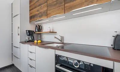 ... Backofen mit Mikrowelle, 4-Platten-Cerankochfel, Kühl-Gefrierkombination, Wasserkocher, Toaster und Kaffeemaschine..