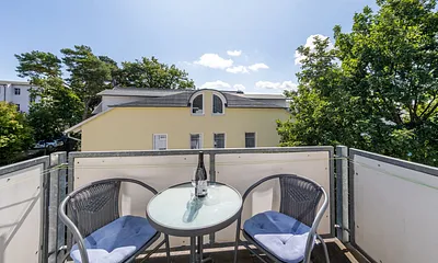 Der möblierte Balkon mit Sonnenmarkise schaut nach Osten.