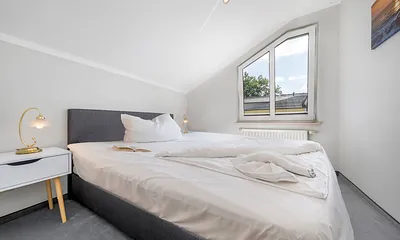 Das Schlafzimmer hat Verdunkelungsplissees und ...