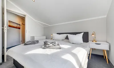 ... ein komfortables Doppelbett (1.60x2m).