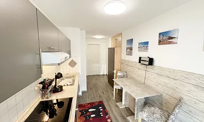  Küchenzeile mit 4 Zonencerankochfeld, Geschirrspüler, Backofen, Kühlschrank mit Gefrierfach, Toaster, Mikrowelle, Wasserkocher, Kaffeemaschine sowie Dolce Gusto Kapselmaschine