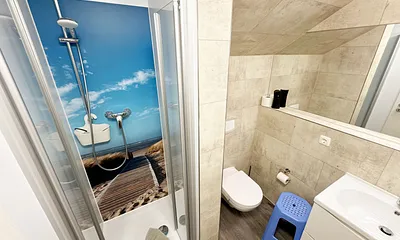 innenliegendes Badezimmer mit WC, Dusche (80 m x 75 m), Waschtisch mit Ablagemöglichkeit, Fön, Kosmetikspiegel, großem Wandspiegel und Handtuchheizkörper