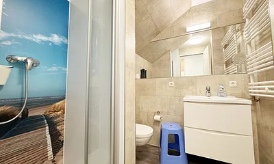 innenliegendes Badezimmer mit WC, Dusche (80 m x 75 m), Waschtisch mit Ablagemöglichkeit, Fön, Kosmetikspiegel, großem Wandspiegel und Handtuchheizkörper