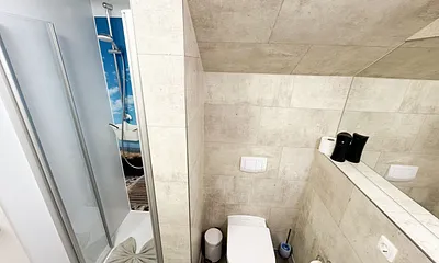 innenliegendes Badezimmer mit WC, Dusche (80 m x 75 m), Waschtisch mit Ablagemöglichkeit, Fön, Kosmetikspiegel, großem Wandspiegel und Handtuchheizkörper