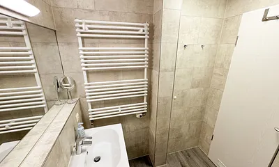 Badezimmer mit Waschplatz