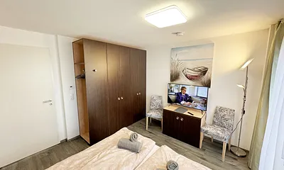 Wohn/Schlafbereich mit 43 Zoll Smart TV,Microanlage mit CD-Player,MP3,UKW-Funktion,USB und Bluetooth,Doppelbett mit Einzelmatratzen (1,80 m x 2,00 m),Nachttischablagen mit Leselampe