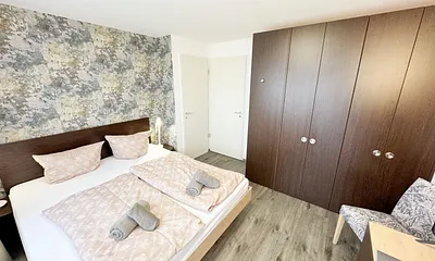 Wohn/Schlafbereich mit 43 Zoll Smart TV,Microanlage mit CD-Player,MP3,UKW-Funktion,USB und Bluetooth,Doppelbett mit Einzelmatratzen (1,80 m x 2,00 m),Nachttischablagen mit Leselampe