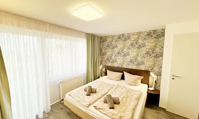 Wohn-/Schlafbereich mit Doppelbett