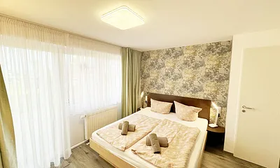 Wohn/Schlafbereich mit 43 Zoll Smart TV,Microanlage mit CD-Player,MP3,UKW-Funktion,USB und Bluetooth,Doppelbett mit Einzelmatratzen (1,80 m x 2,00 m),Nachttischablagen mit Leselampe