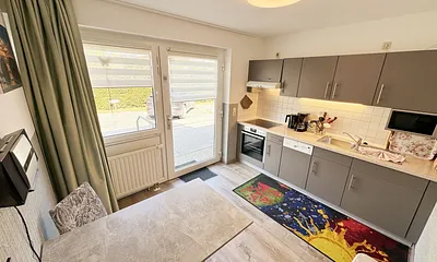 Küchenzeile mit 4 Zonencerankochfeld, Geschirrspüler, Backofen, Kühlschrank mit Gefrierfach,Toaster,Mikrowelle,Wasserkocher,Kaffeemaschine,Padmaschine (Dolce Gusto) sowie diverse kleine Küchenhelfer