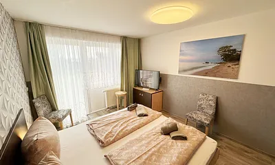 Wohn/Schlafbereich mit 43 Zoll Smart TV,Doppelbett mit Einzelmatratzen (1,80 m x 2,00 m),Nachttischablagen mit Leselampen,geräumigen Kleiderschrank mit Safe,Sideboard mit Mini-Stereoanlage