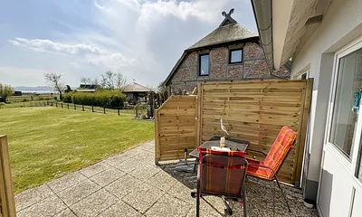 bestuhlte Terrasse (Süd/Ost) mit Sonnenschirm 