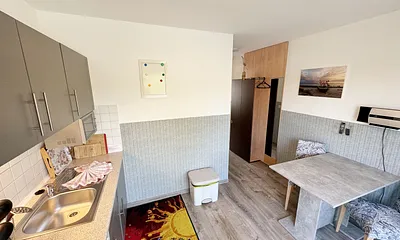 Küchenzeile mit 4 Zonencerankochfeld, Geschirrspüler, Backofen, Kühlschrank mit Gefrierfach,Toaster,Mikrowelle,Wasserkocher,Kaffeemaschine,Padmaschine (Dolce Gusto) sowie diverse kleine Küchenhelfer