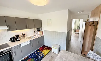 Küchenzeile mit 4 Zonencerankochfeld, Geschirrspüler, Backofen, Kühlschrank mit Gefrierfach,Toaster,Mikrowelle,Wasserkocher,Kaffeemaschine,Padmaschine (Dolce Gusto) sowie diverse kleine Küchenhelfer